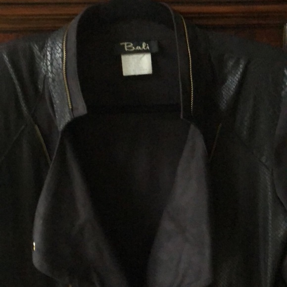 Light weight jacket that does not actually button or zip.  Cover up only. - Picture 2 of 3